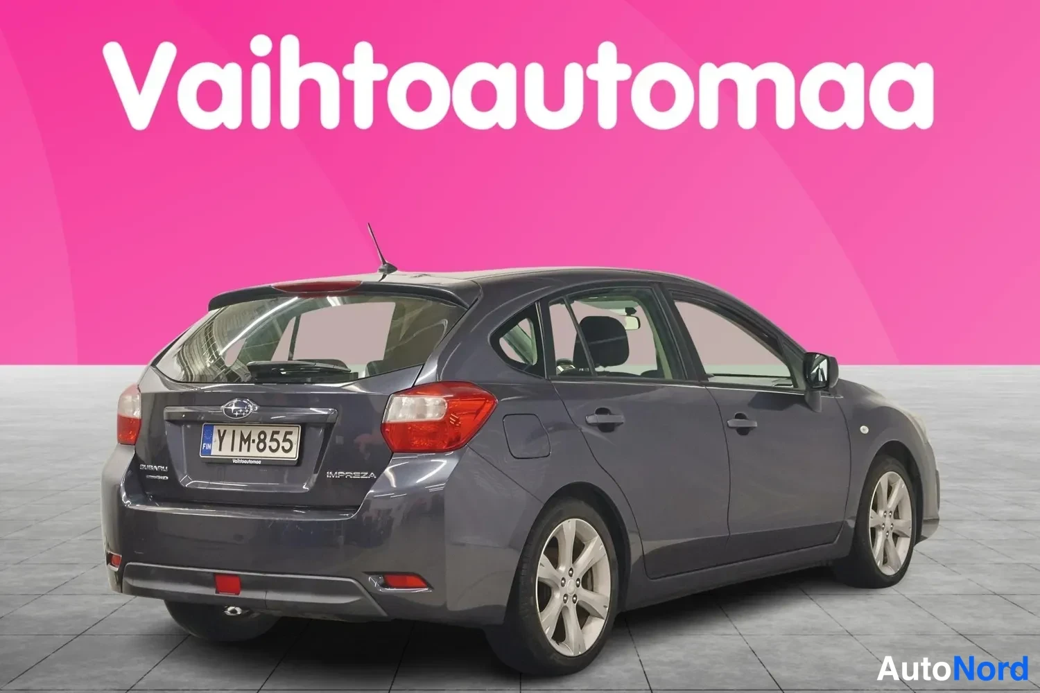 Takaviisto: Auto takaviistosta: tummanharmaa viistoperä, takavalo ja rekisteri näkyvät.