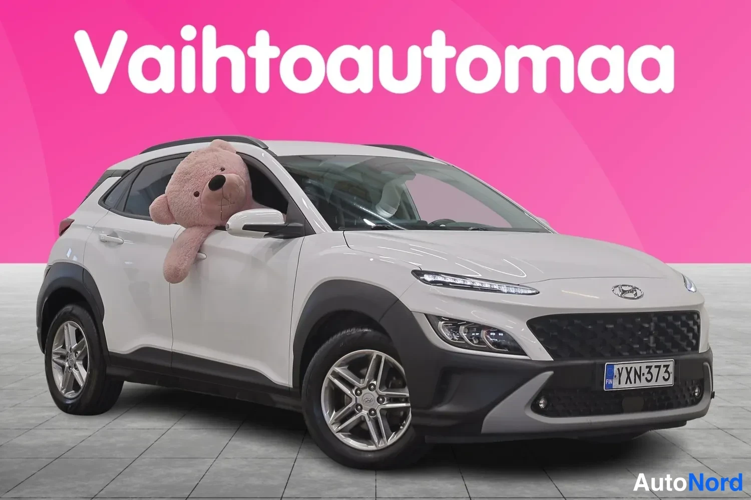 Etuviisto, nokka oikealle: Hyundai Kona 2021 etukulma oikealta, valkoinen