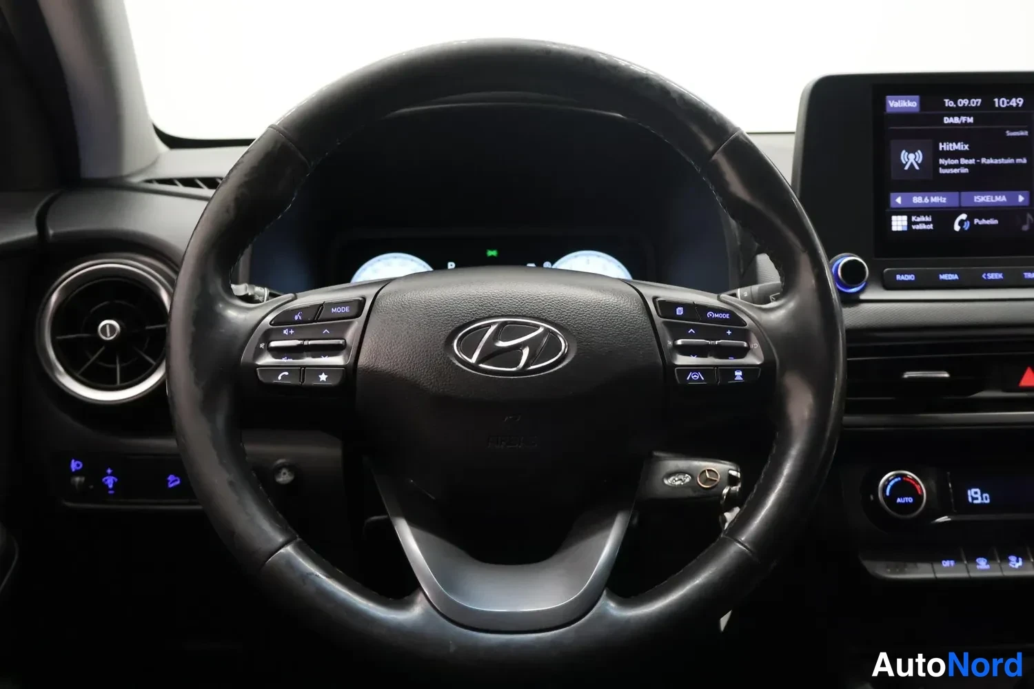 Muu: Hyundai-ohjauspyörä, kojelaudan näyttö ja ilmastointi 19,0 asteessa.