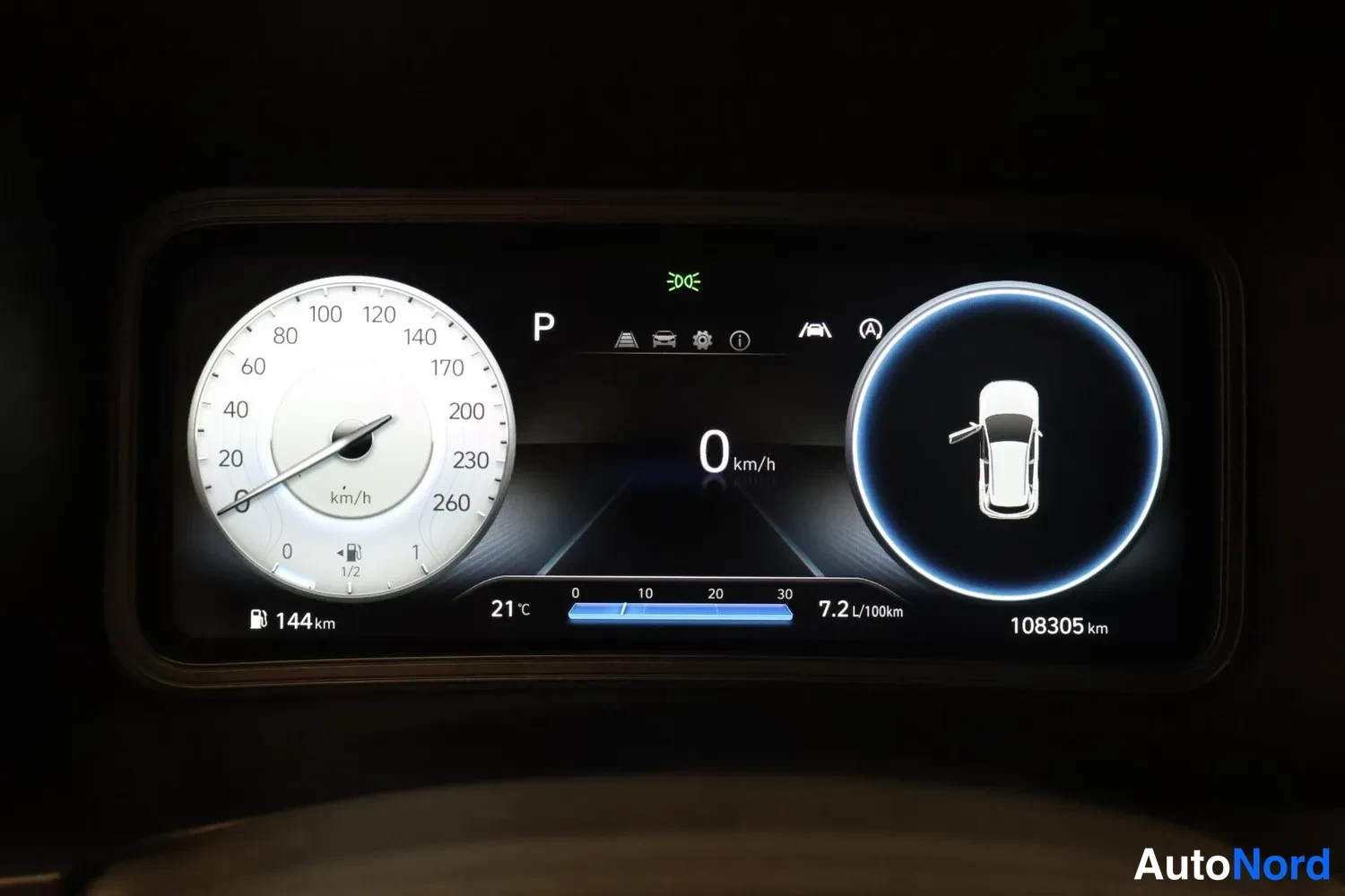 Muu: Digitaalinen mittaristö: nopeusmittari, 0 km/h, pysäköintitila P, matkatietokone näyttää 7,2 l/100 km ja kokonaislukema 108305 km.