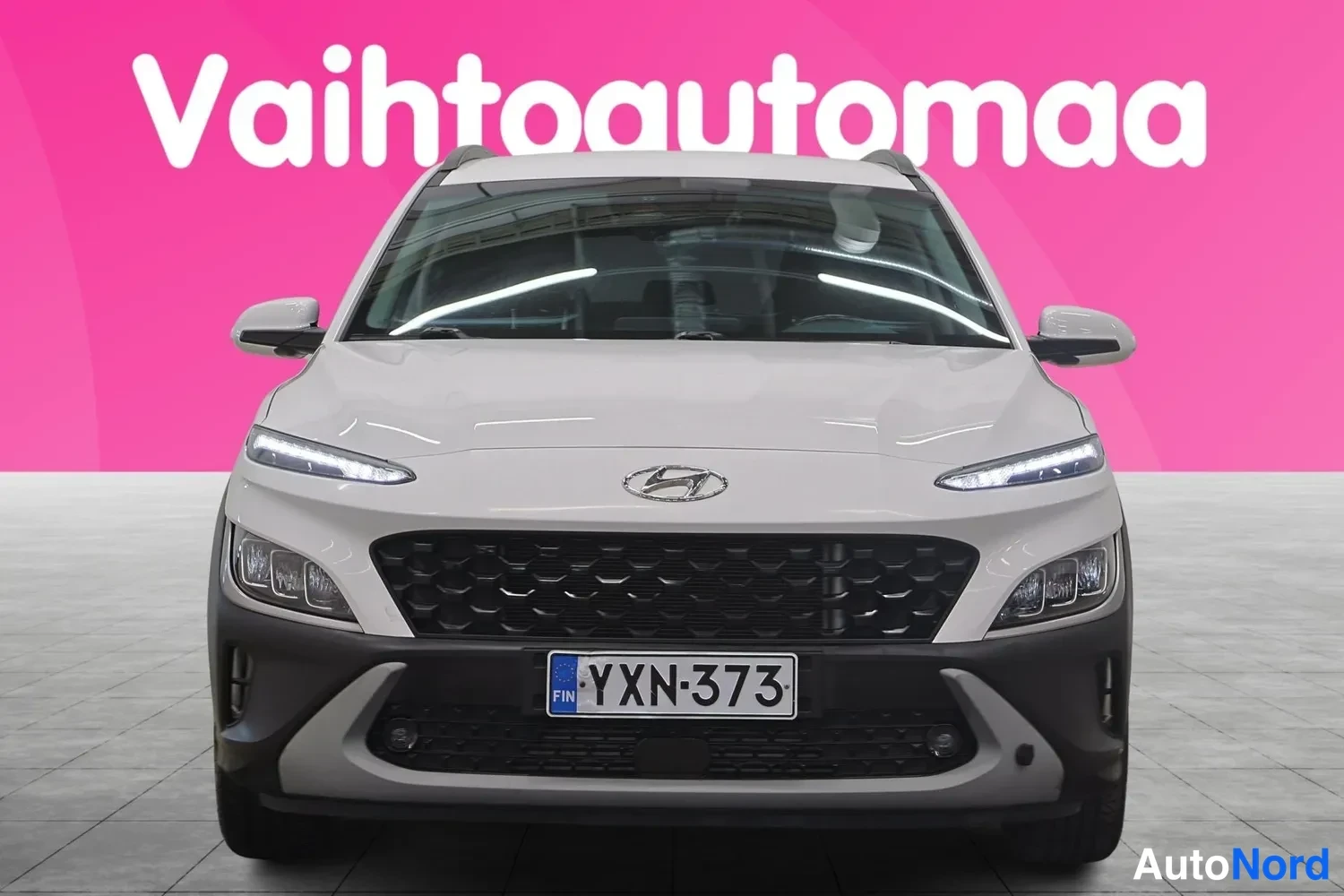 Edestä: Hyundai Kona 2021 suora etunäkymä, valkoinen