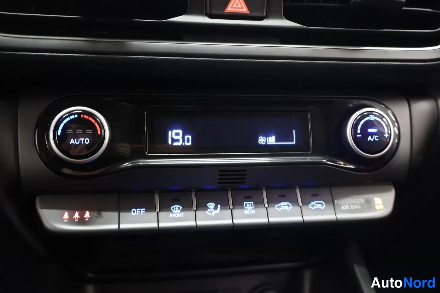 Muu: Auton ilmastointipaneeli, näytössä 19,0 astetta, napit Auto ja A/C, sekä poistuvasin valaistut painikkeet kuten Off, Front ja Rear.