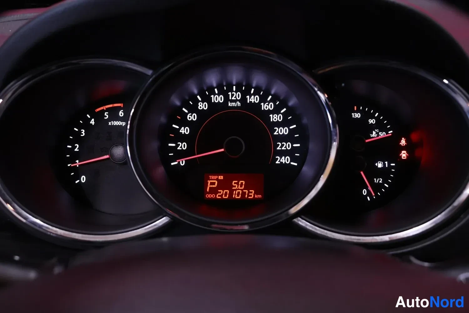 Yksityiskohta: Mittaristo: nopeusmittari 0–240 km/h, analoginen kilpamittari ja polttoainemittari; näytössä P ja ODO 201073 km.