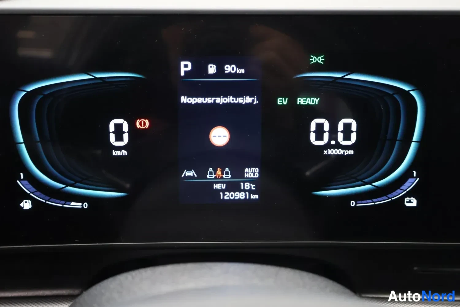 Muu: Digitaalinen mittaristo: P-vaihe, 90 km:n tankkausetäisyys, nopeusrajoituksen ikoni, EV READY -tila, lukemat 0 km/h ja 0.0, odometer 120981 km, ulkolämpötila 18