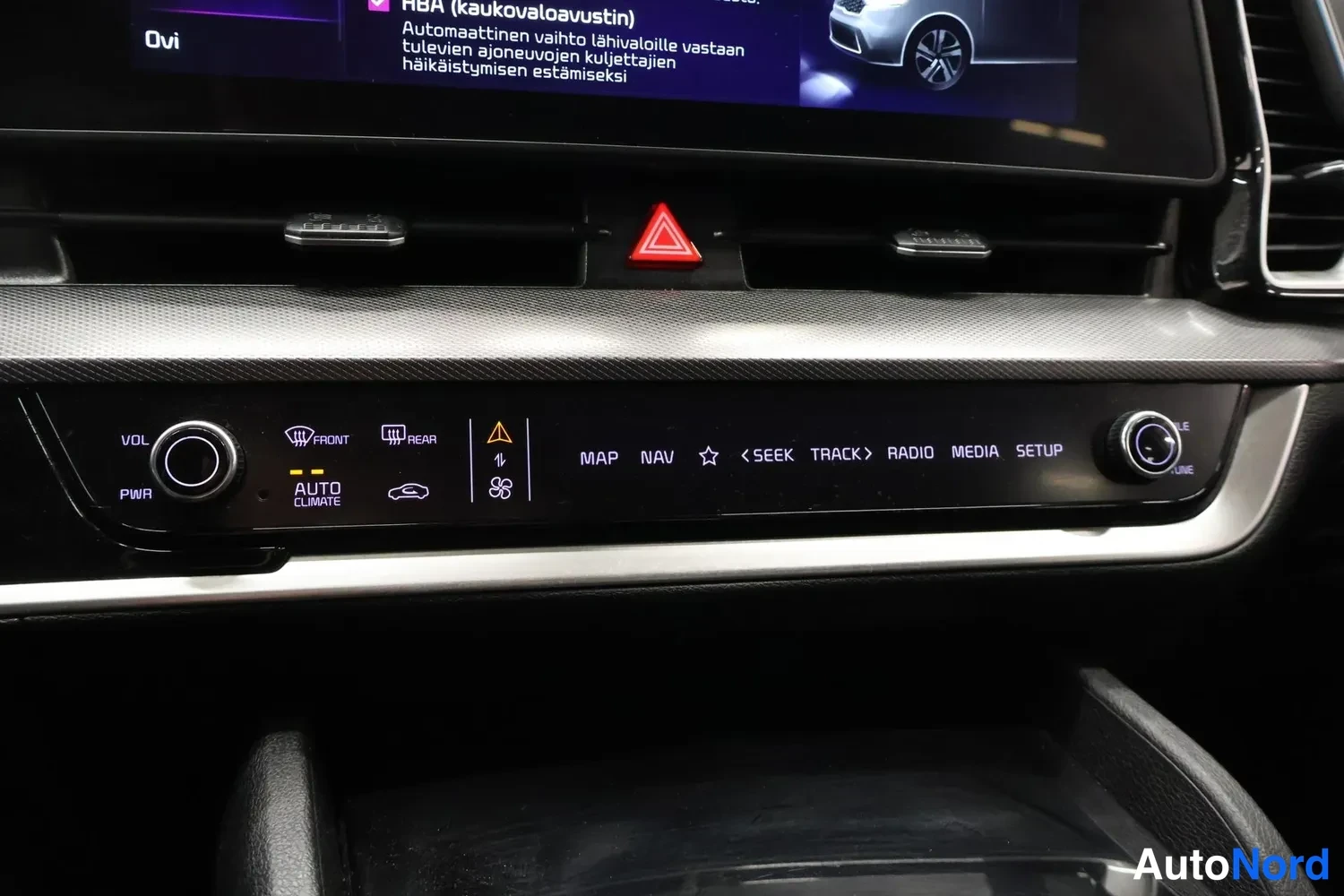 Muu: Keskikonsolin painike- ja infotainmenpalkki, jossa VOL/PWR- ja MEDIA-/SETUP-nupit sekä MAP-, NAV-, RADIO- ja A/C-merkinnät.