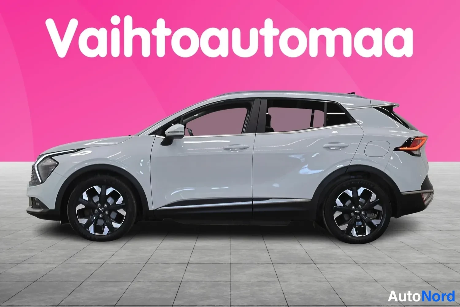 Etuviisto, nokka vasemmalle: Hopeanharmaa Kia Sportage sivulta vasemmalle.
