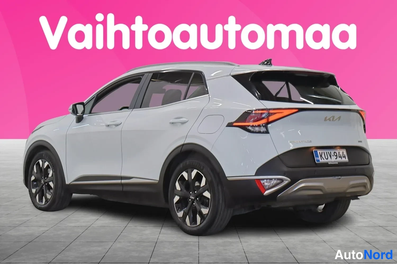 Takaviisto: Hopeanharmaa Kia Sportage takaviistosta oikealle, rekisteritunnus.