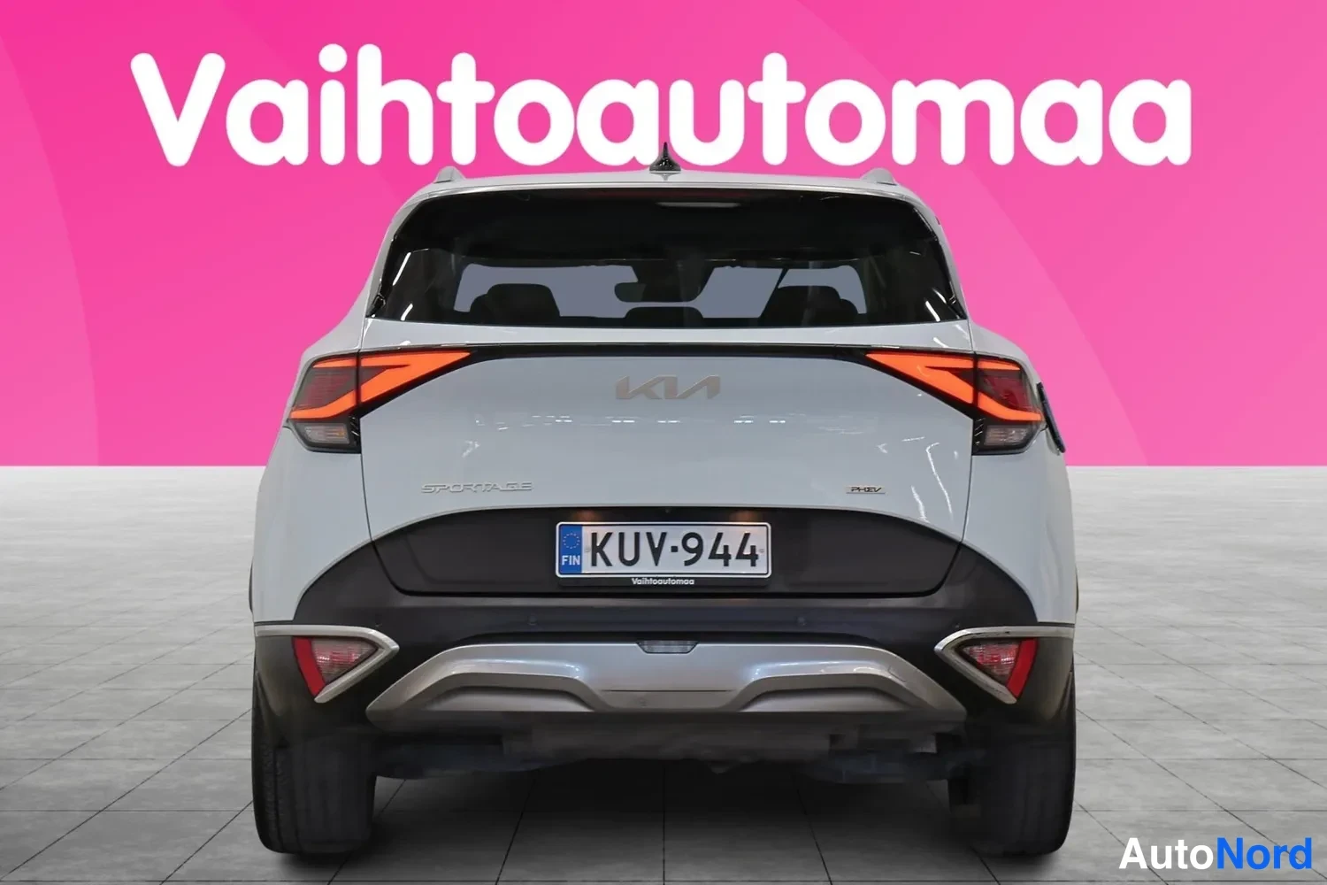 Takaa: Hopeanharmaa Kia Sportage suoraan takaa, rekisteritunnus.