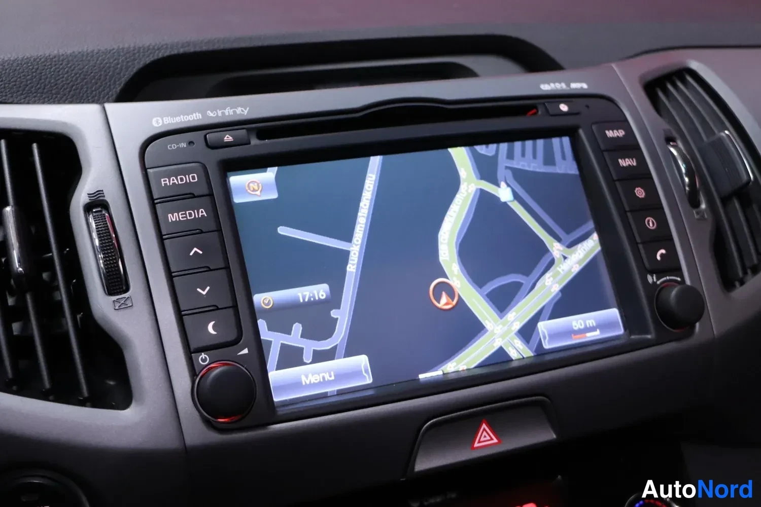 Muu: Kosketusnäytöllä näkyy navigaatiokartta reitinvarustuksineen; paneelissa RADIO- ja MEDIA-painikkeet sekä MAP- ja NAV-painikkeet,merkinnät Bluetooth ja Infinity.