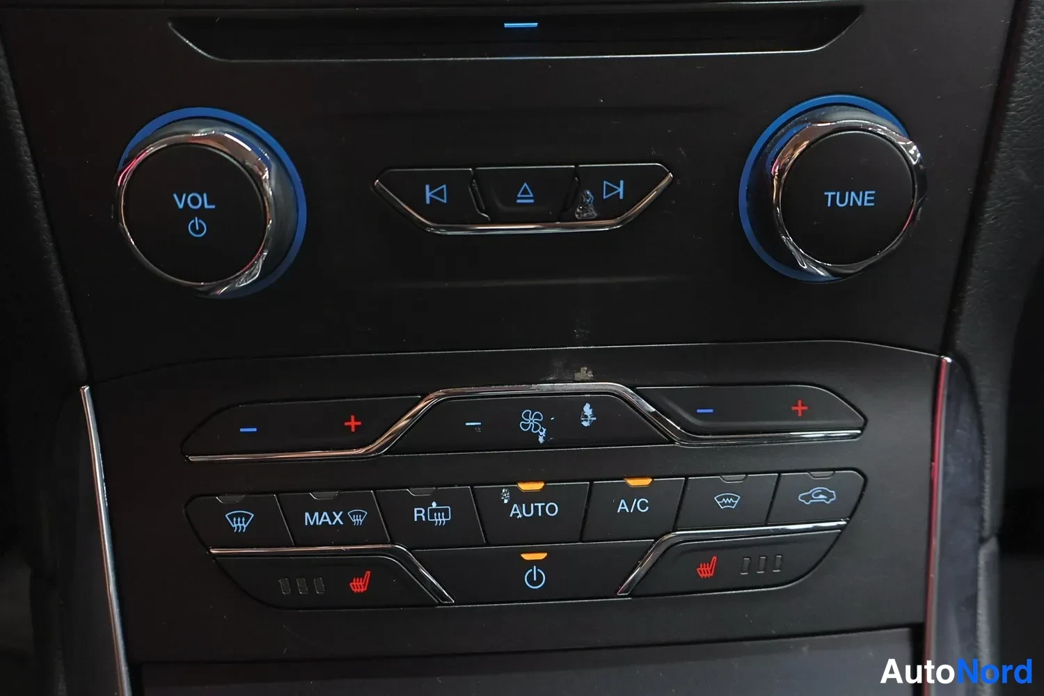 Muu: Keskikonsolin säätimet: VOL- ja TUNE-kehrät, klaviatonuotinapit sekä automaattilämmityksen painikkeet MAX, AUTO, A/C ja istutinlämmitys.