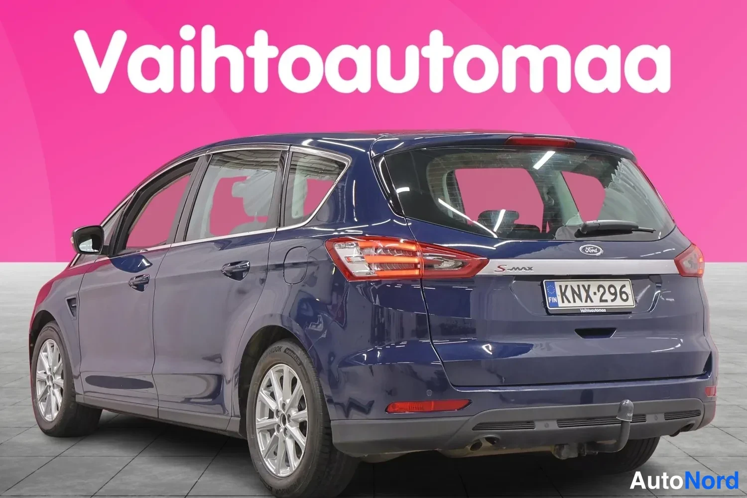 Takaviisto: Sininen Ford S-MAX takaa-vinosta; rekisterikilpi ja vetokoukku näkyvissä.