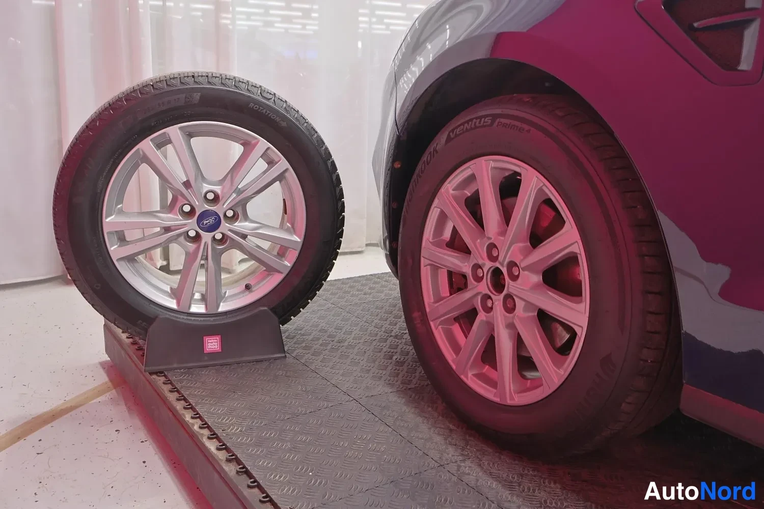 Muu: Kaksi muotovanyytis-MAX-vanteiden vanteiden vanteita; auton vanteessa Hankook Ventus Prime4 -rengas, vieressä varaosa Ford-merkillä.