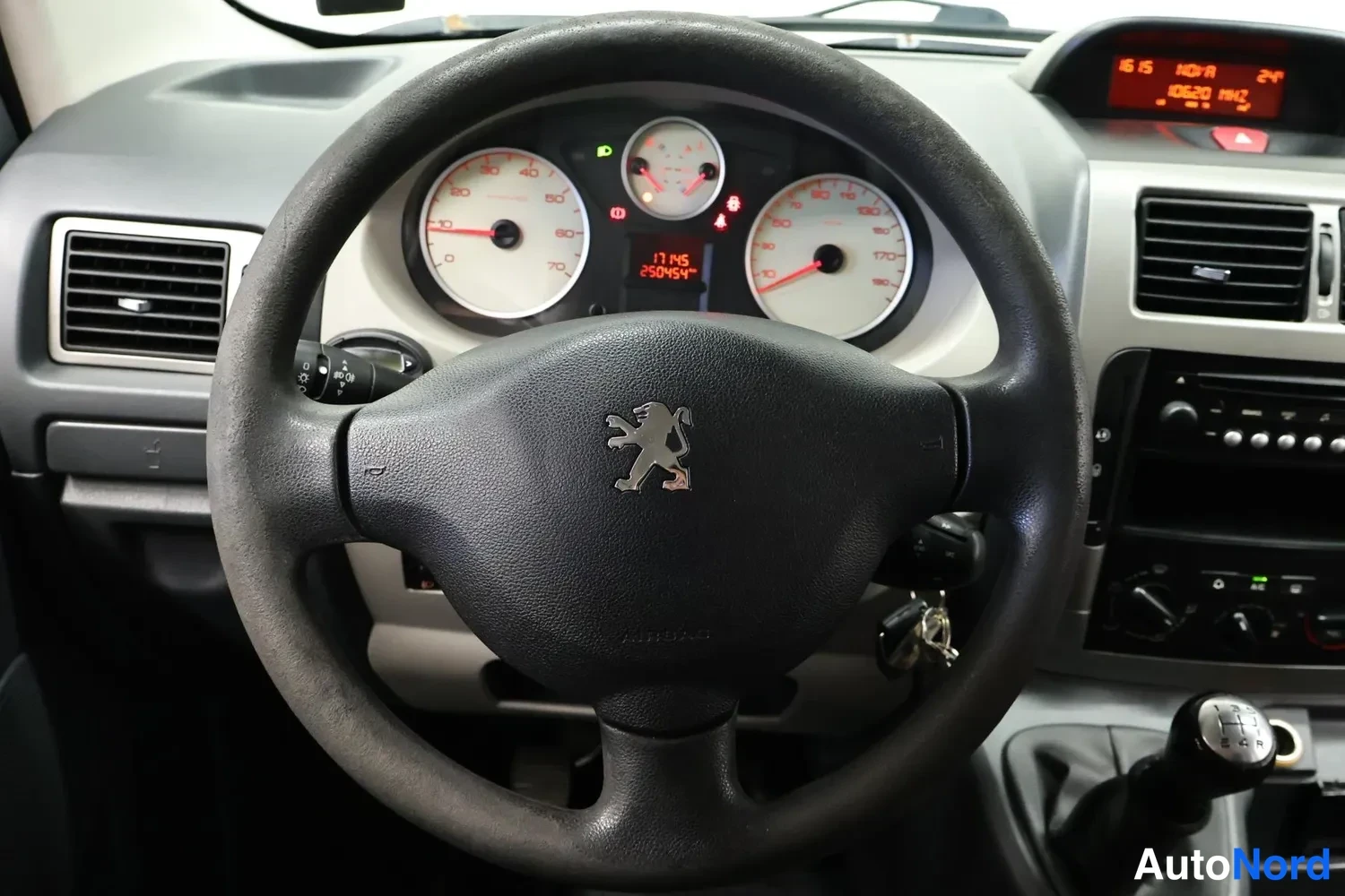 Muu: Peugeot-leijonan logolla varustettu ohjauspyörä, mittaristo ja keskikonsoli.