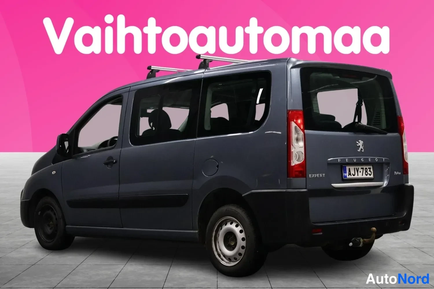 Takaviisto: Pakettiauto takaviistosta, rekisteritunnus ja Peugeot-merkintä