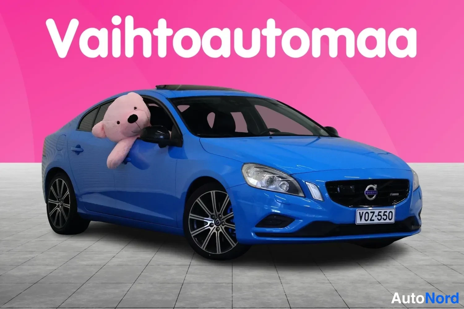 Etuviisto, nokka oikealle: Sininen Volvo S60 -henkilöauto etukulmasta oikealta, rekisterikilpi.