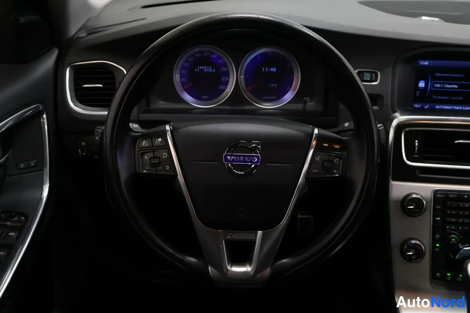 Takaa: kojelauta, Volvo-ohjauspyörä ja mittaristo