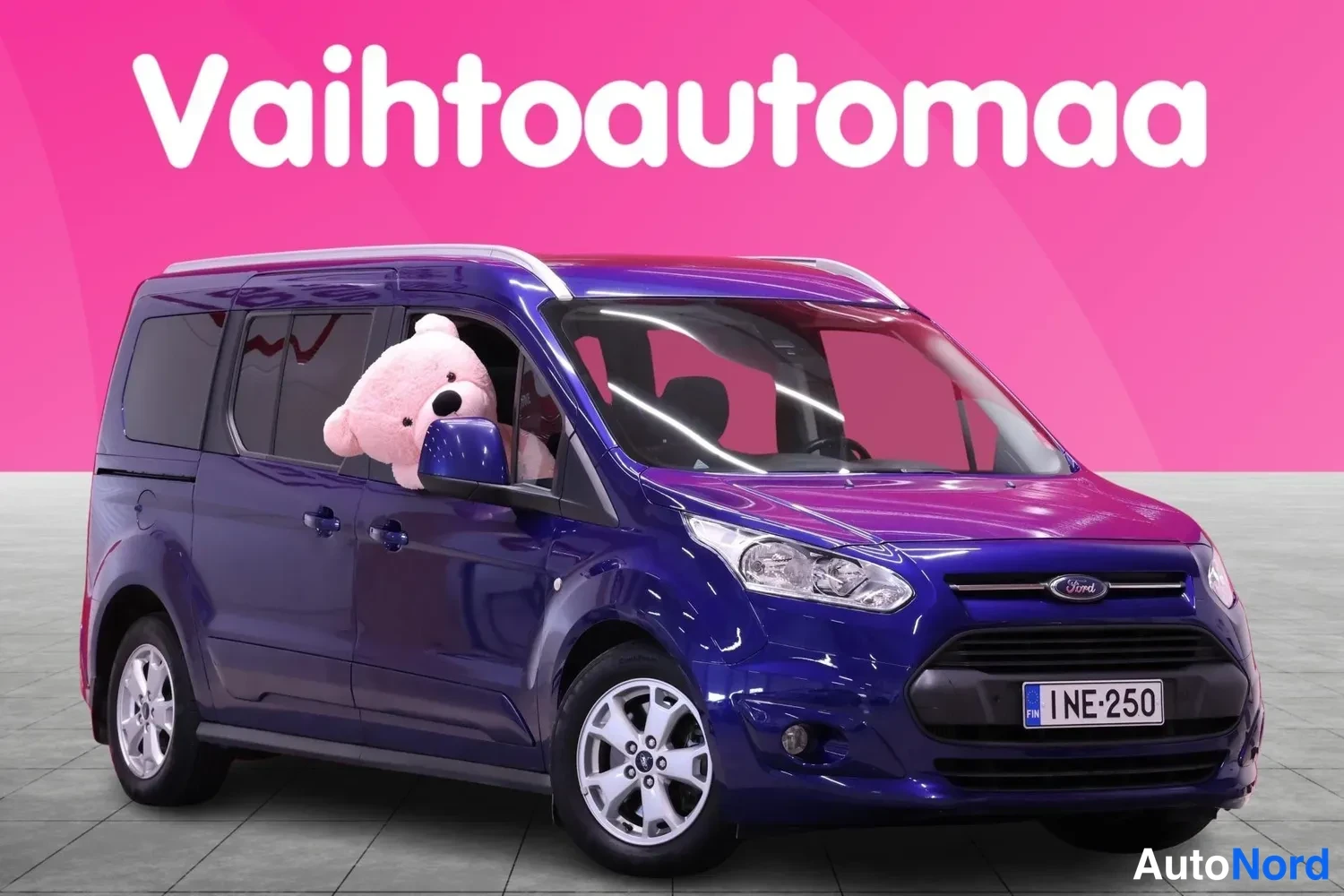 Etuviisto, nokka oikealle: Etutäyskulma auton etu- ja vasen kyljesta, sininen koriväri (body panels, doors and bonnet). Näkyvissä LED-ajovalot. Etupuskurissa on takapiirejä. Takare