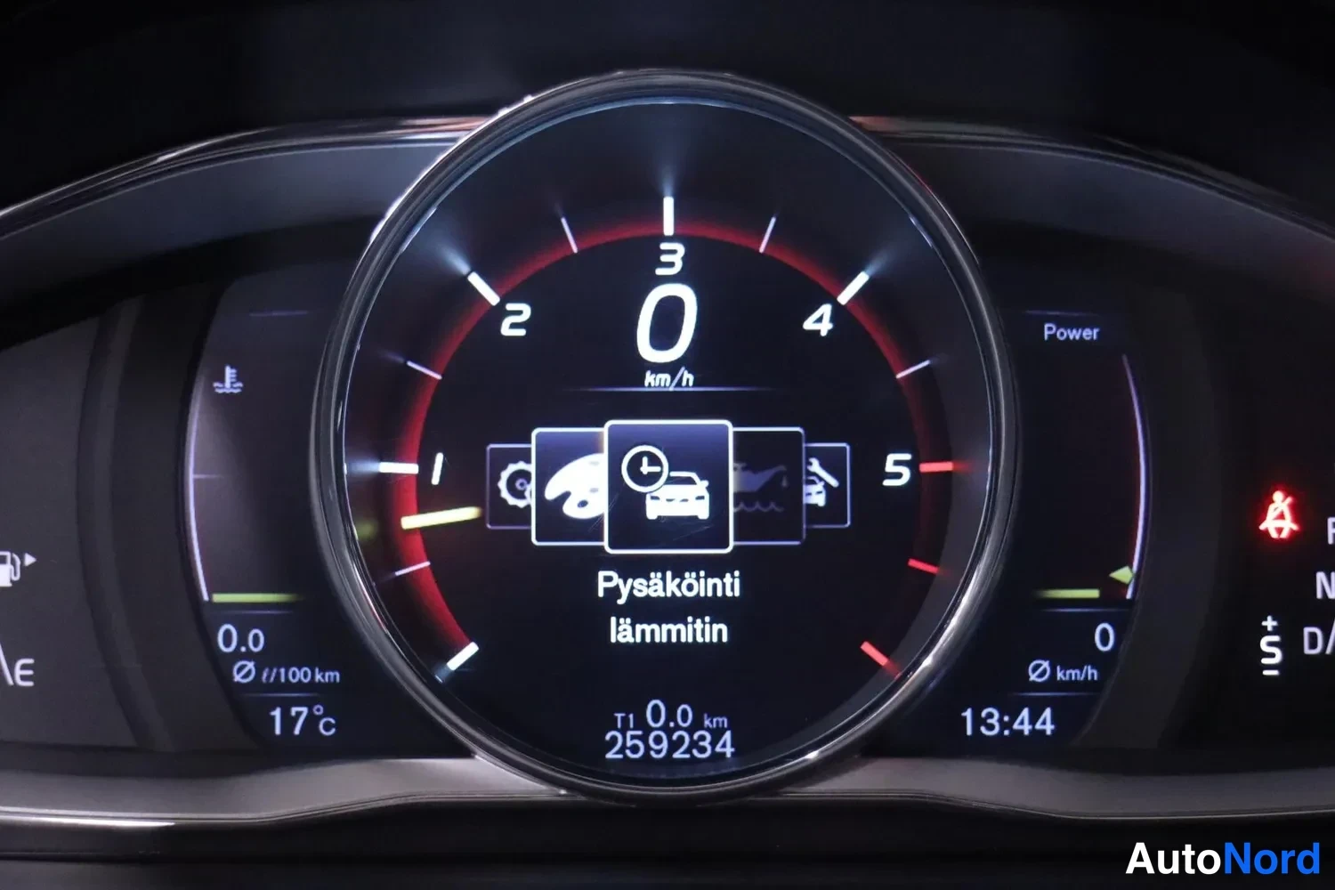 Muu: Mittariston keskitysruutu tekstillä 'Pysäköinti lämmitin', auton kuvake keskellä; lämpötila 17 °C, matkamittari 259234 km, kello 13:44.