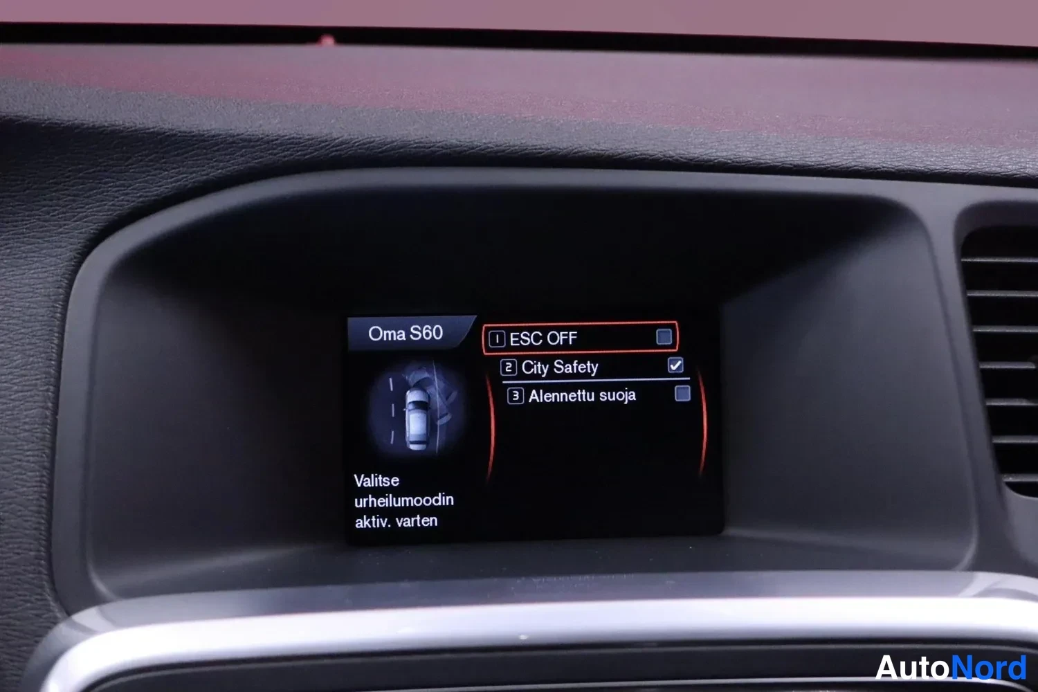 Muu: Infotainment-näyttö näyttää valikon, jossa ESC OFF valittuna sekä City Safety ja Alennettu suoja -valinnat.
