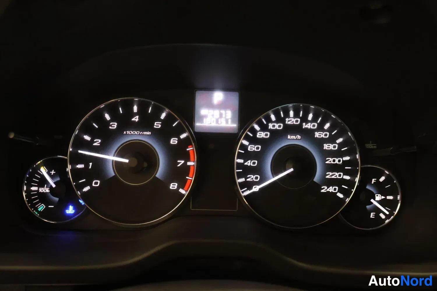 Muu: Sisätilakuva mittaristosta: nopeusmittari asteikolla 0-240 km/h, kierroslukumittari x1000 r/min asteikolla 0-8, keskellä P-merkki ja lukema 20373, polttoainemit