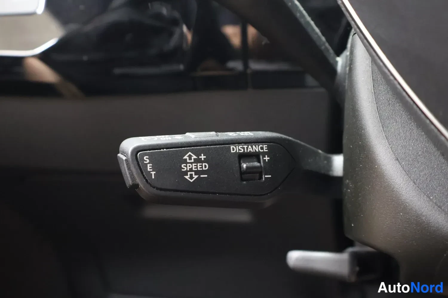 Muu: Vakionopeudensäädintanko lähikuvassa, merkit SET, SPEED ja DISTANCE näkyvät.