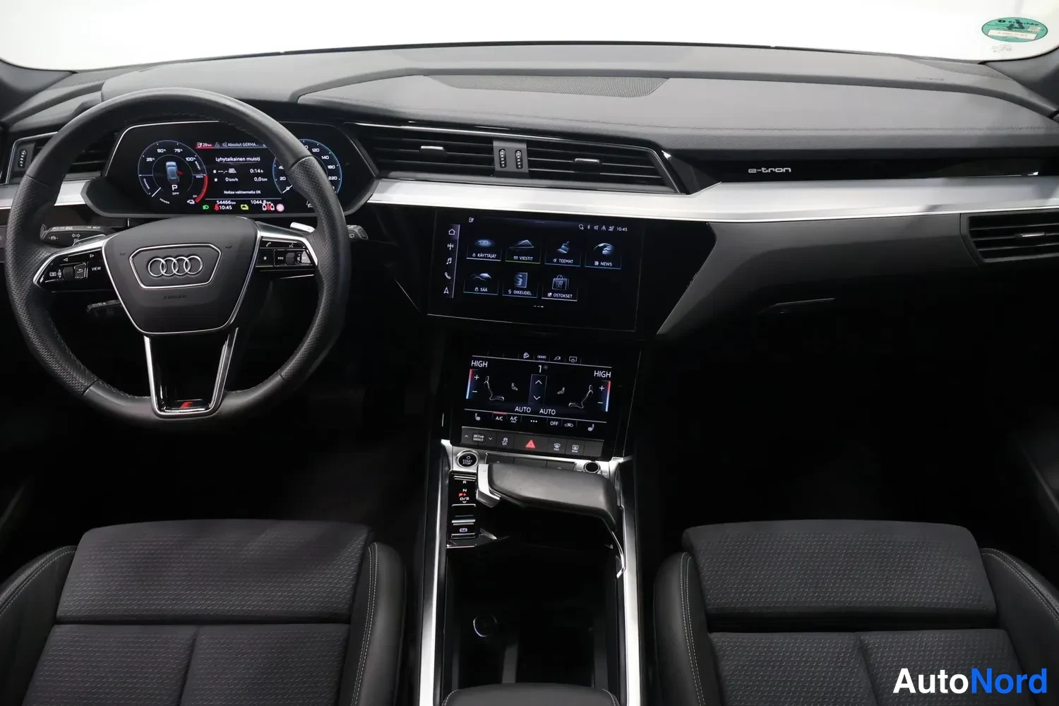 Muu: Audi-näyttömittariston ja keskikonsolin infotainment-näytöt sisätiloissa.