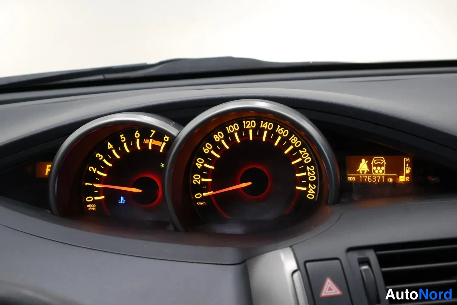 Muu: Auton kojelaudan mittaristo: nopeusmittari asteikolla 0–240 km/h, kierroslukumittari 0–8 x1000 r/min ja matkamittari lukee 176371 km.
