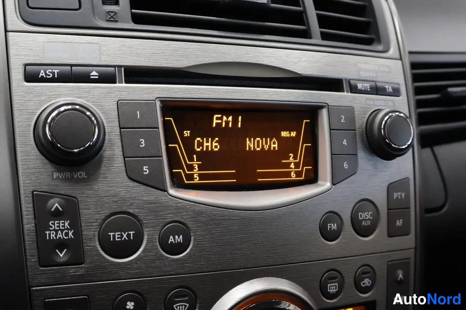 Muu: Kojeiston keskusyksikön radio- ja CD-paneeli, jonka näytössä lukee 'FM1 CH6 NOVA'.