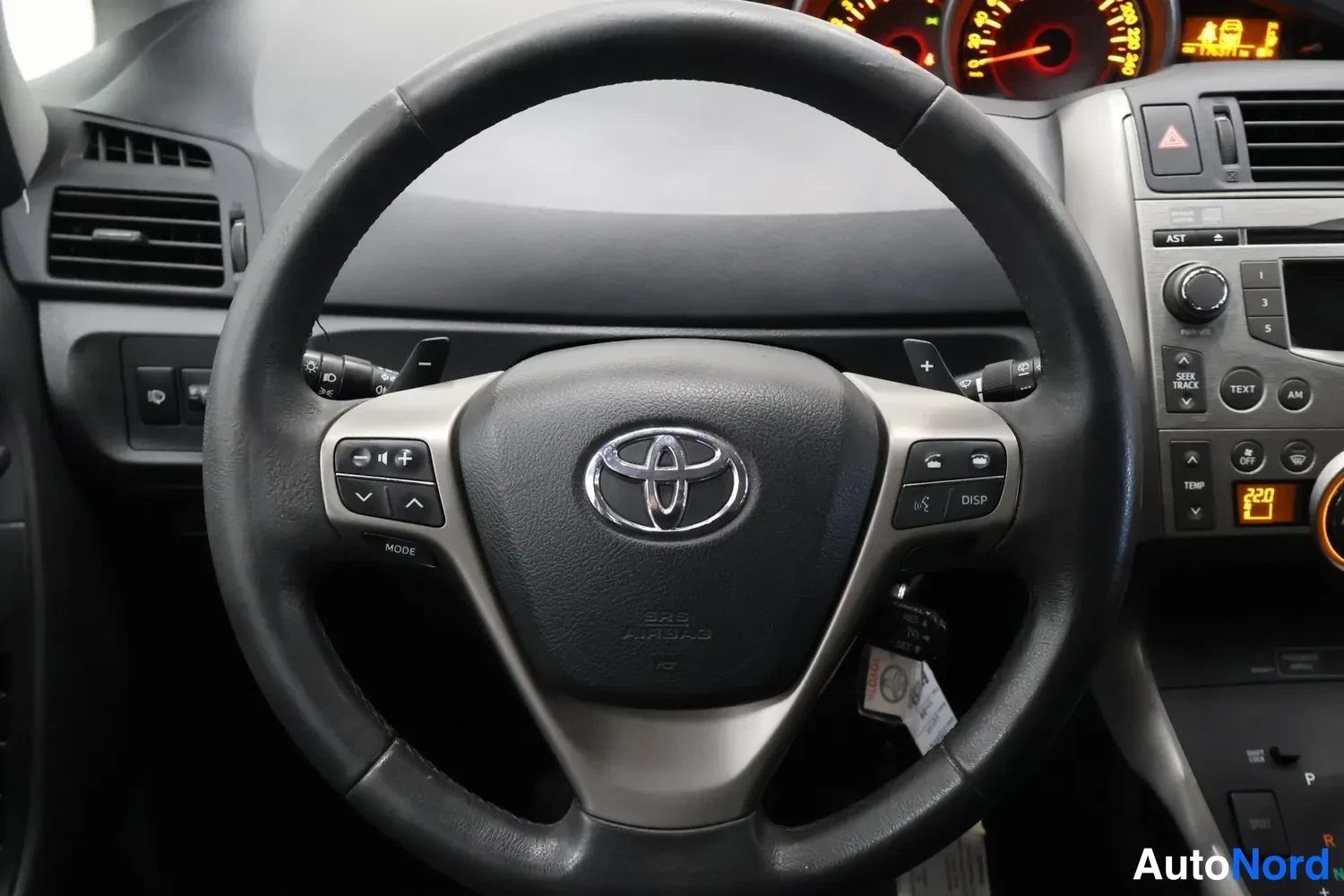 Muu: Ohjauspyörä Toyota-logolla ja SRS Airbag -merkinnällä, multitoimintopainikkeet sekä +/- -vaihtoairot ratissa; mittaristo ja keskuspyörän radio- ja lämpötilapane
