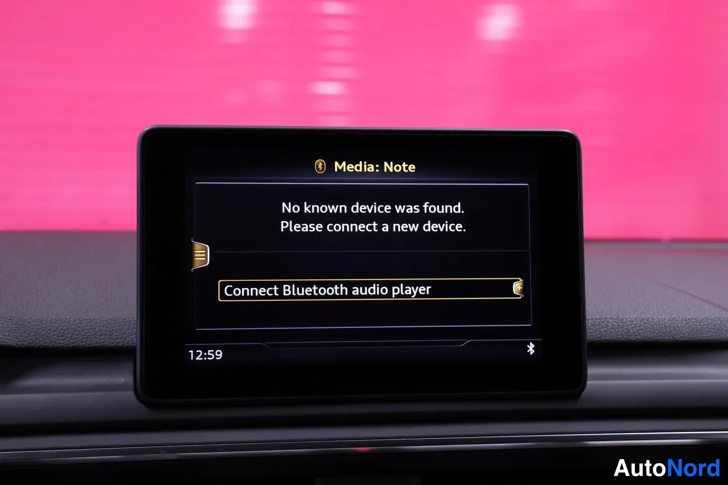 Muu: Kojelaudan näyttö, jossa teksti 'Media: Note' ja 'No known device was found. Please connect a new device.' sekä 'Connect Bluetooth audio player'.