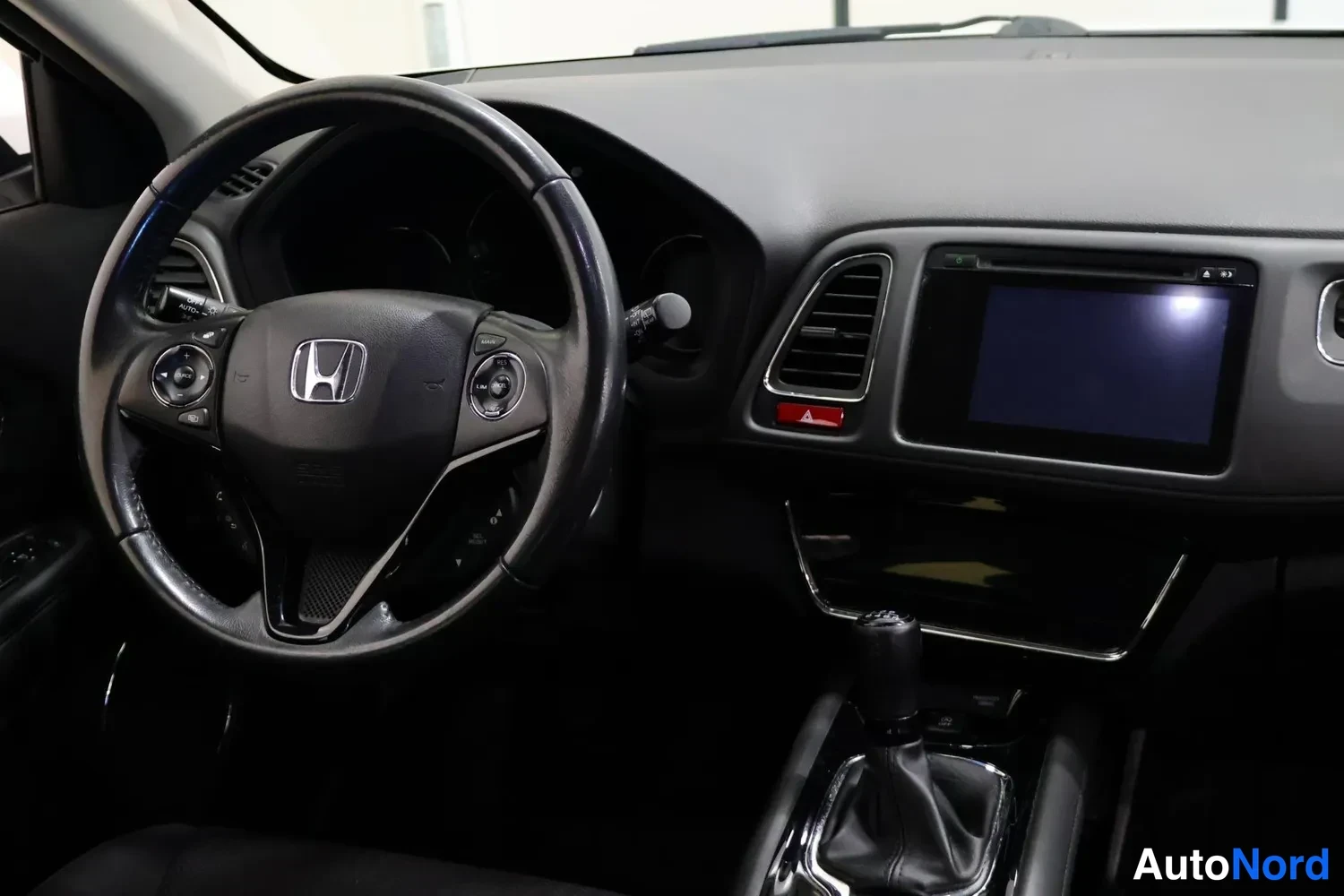 Muu: Honda-ohjauspyörä, keskikonsoli ja vaihteenpoljin.
