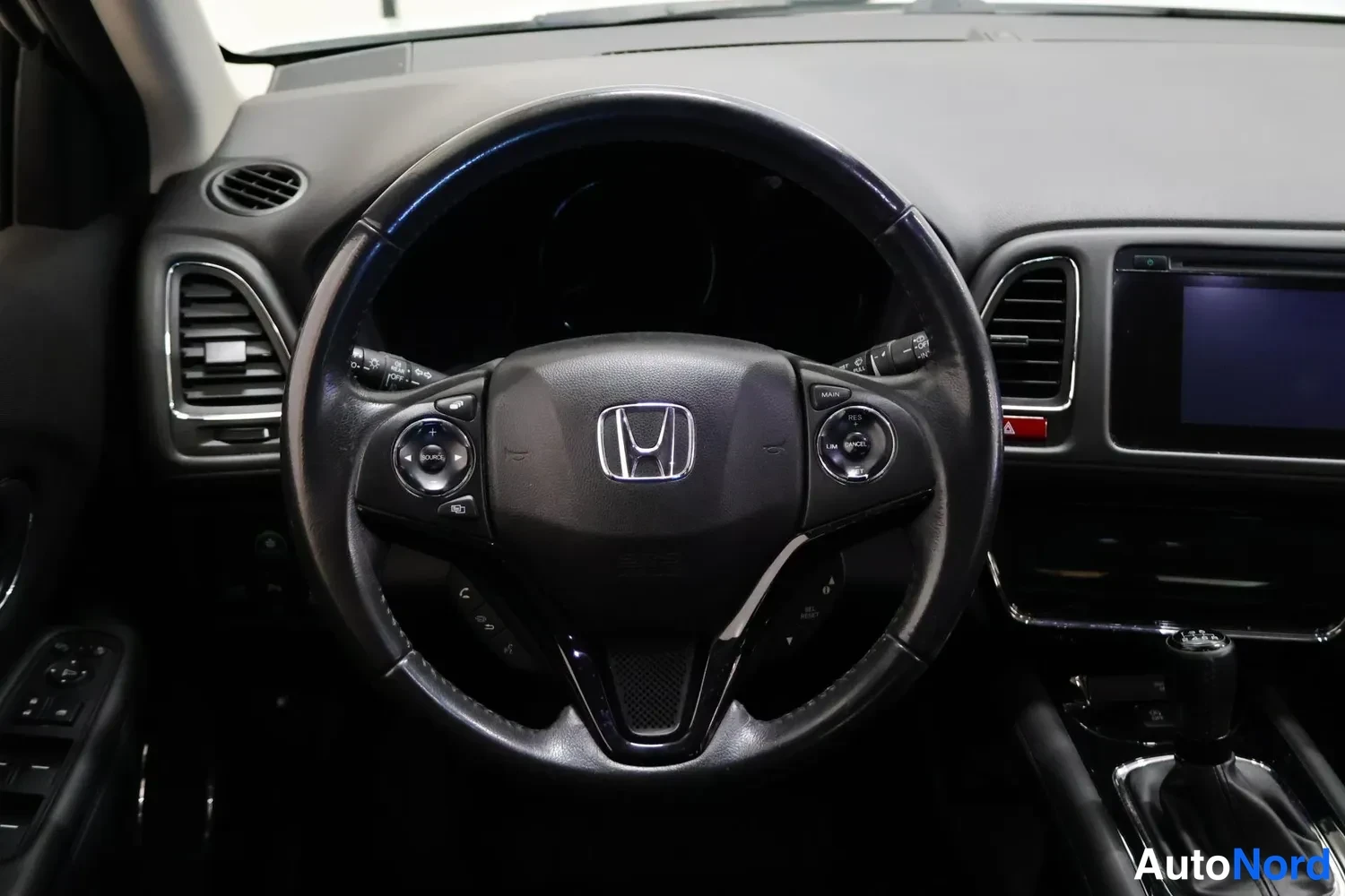 Muu: Honda-ohjauspyörä ja kojelauta lähikuvassa.