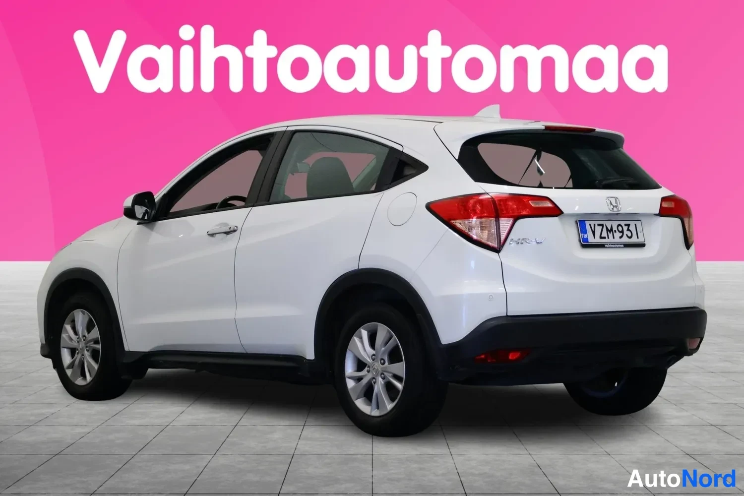 Takaviisto: Valkoisen Honda HR-V:n takapää ja oikea kylki takaoikealta kulmasta, rekisteritunnus.