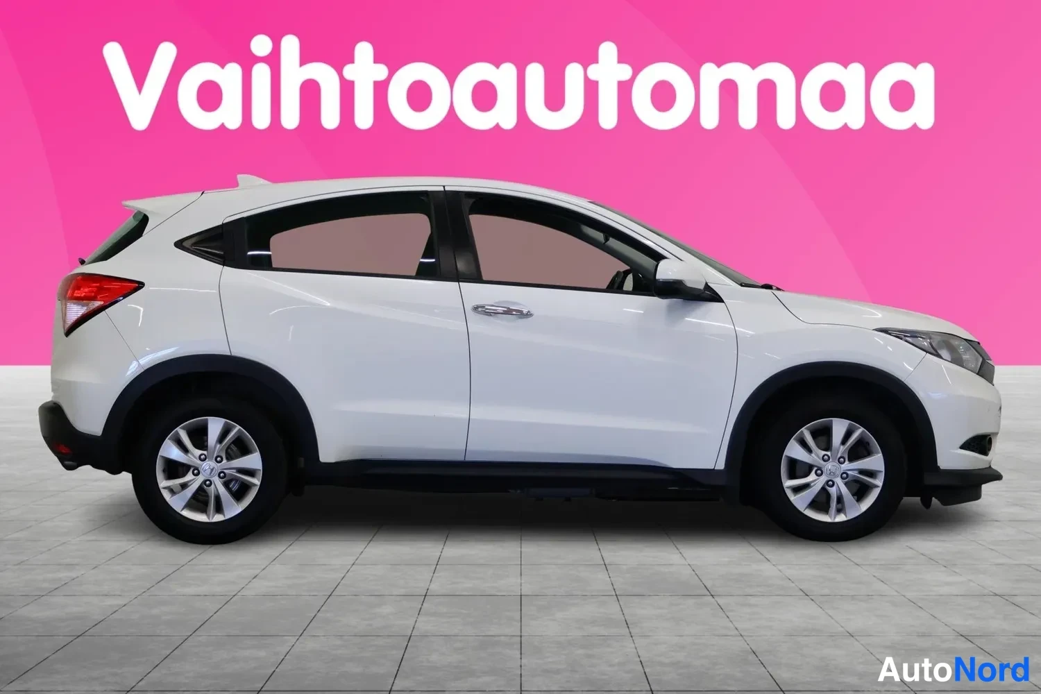 Etuviisto, nokka oikealle: Honda HR-V:n sivukuva: valkoinen koripaneeli, harmaat kevytmetallivanteet ja tummat ikkunat.
