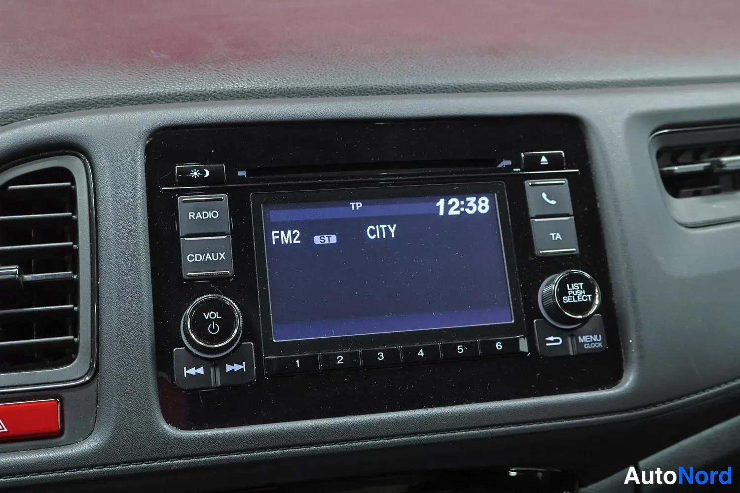 Muu: Radion näyttö näyttää kello 12:38 ja FM2 CITY.