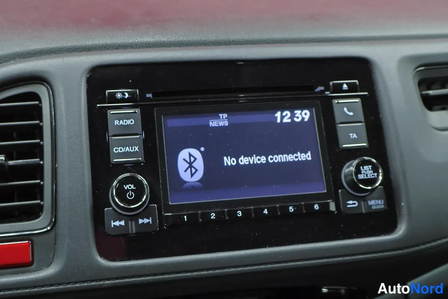Muu: Radion näyttö ilmoittaa 'No device connected' ja kello 12:39.