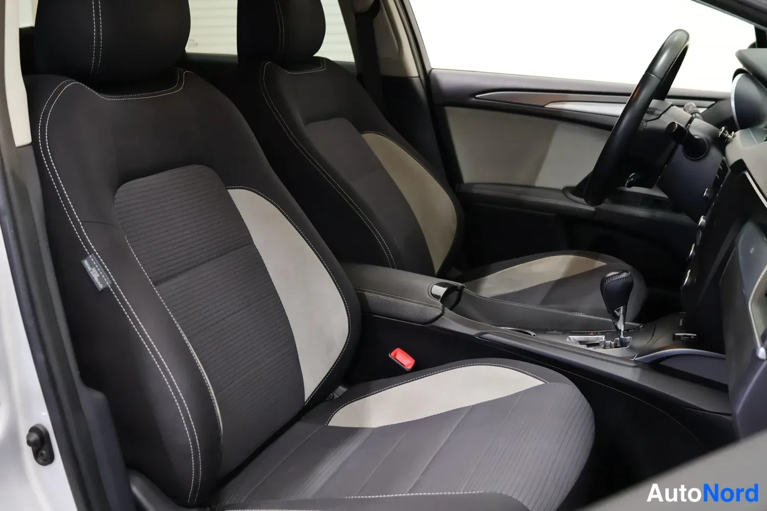 Etuistuimet: Front cabin showing two seats