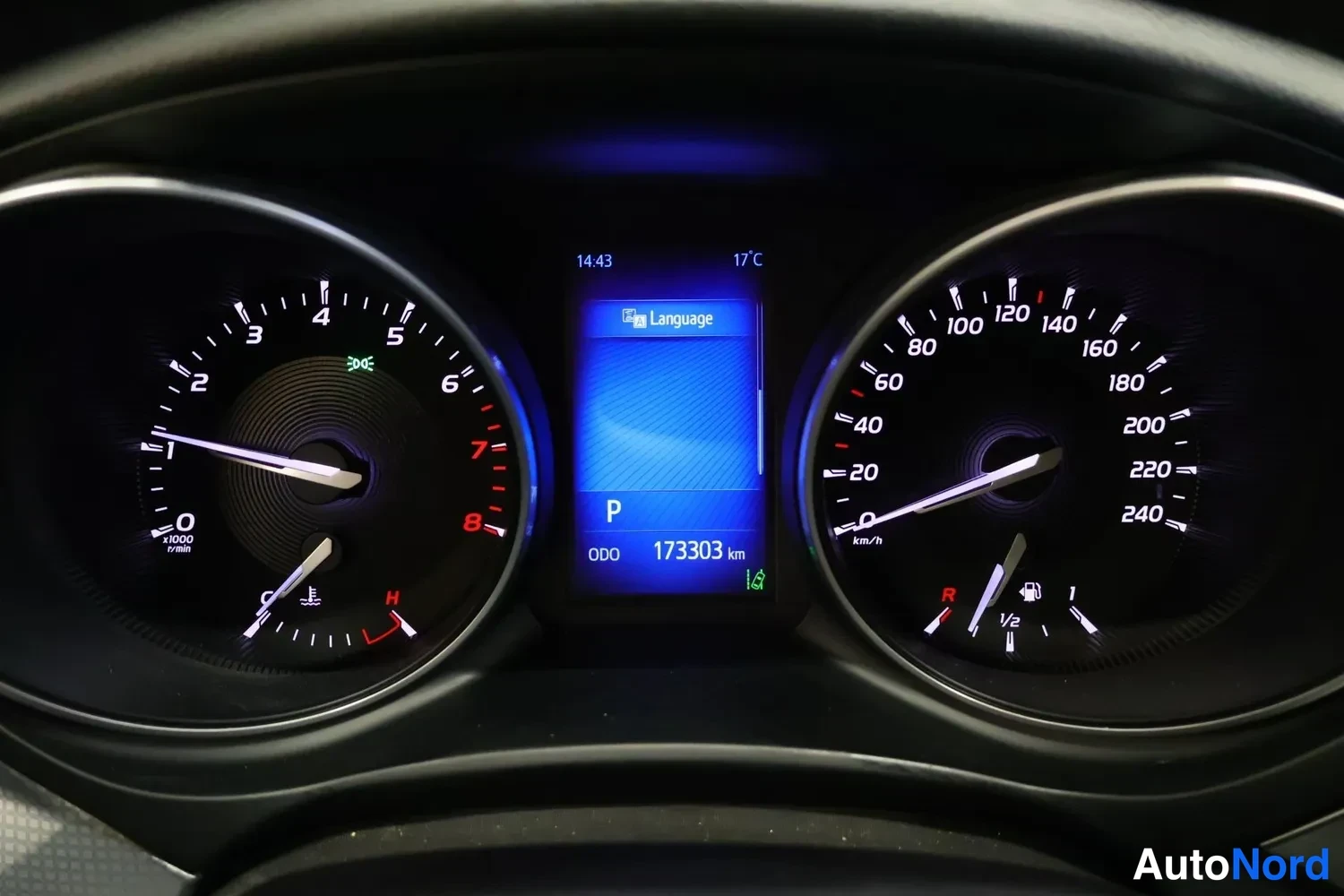 Muu: Mittaristo: informatiivinen näyttö näyttää P-vaihteen ja kirjainmittarilukeman 173303 km.
