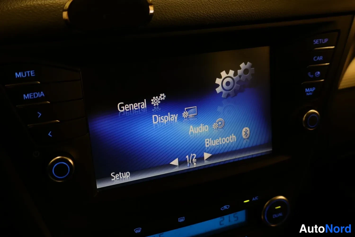 Muu: Tallennin: auton infotainment-järjestelmän asetusvalikko.