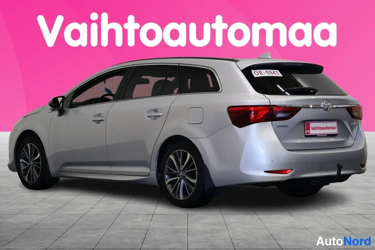 Takaviisto: Toyota Avensis station wagon rear three-quarter with registration plate OE-5943