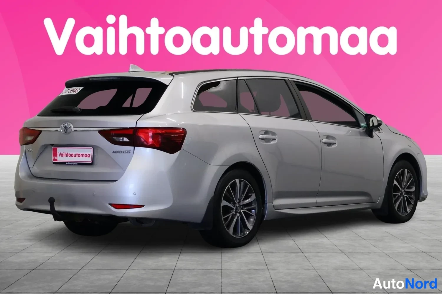 Takaviisto: Silver Toyota Avensis touring estate car rear three-quarter view