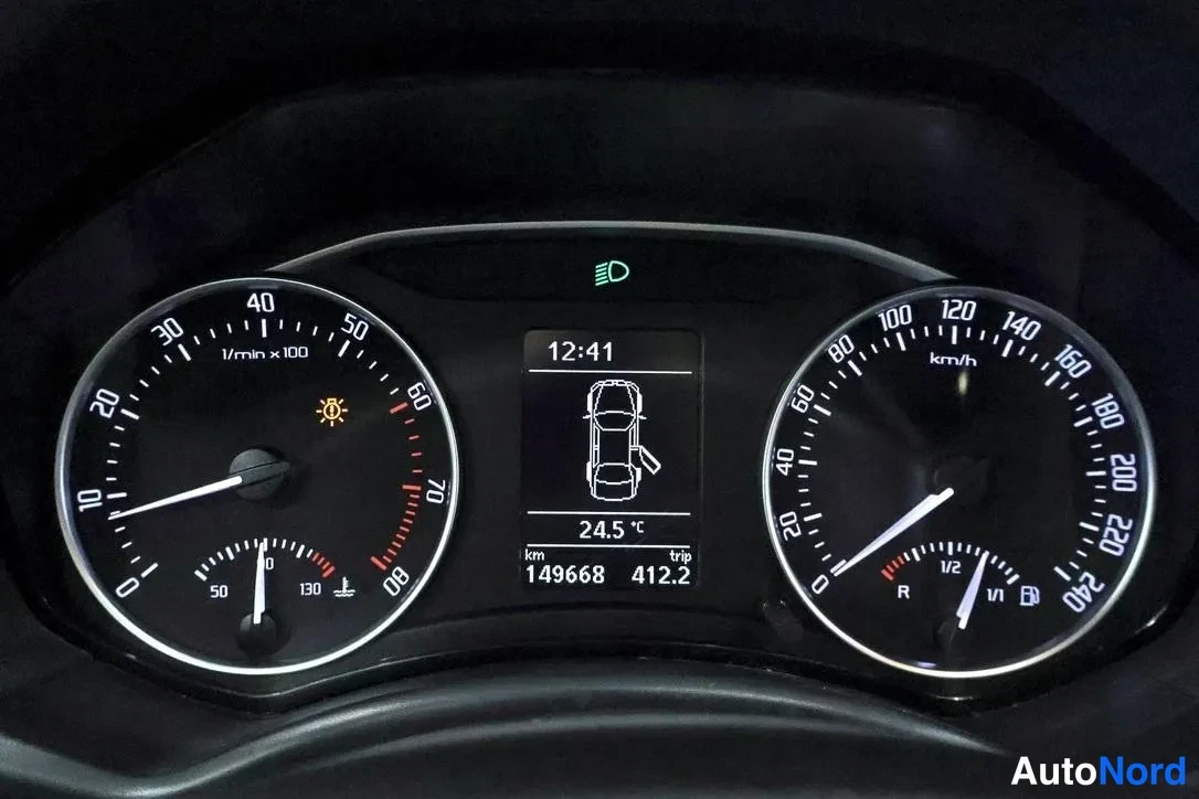 Muu: Kojelaudan mittaristo lähikuvassa: kokonaiskilometrilukema 149668 km, matkakilometrit 412,2 ja lämpötila 24,5 °C.