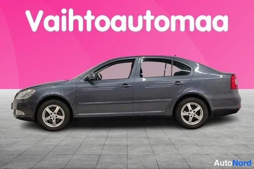 Sivulta: Skoda Octavia -sedan sivulta kuvattuna, harmaa metallinvärinen kori.