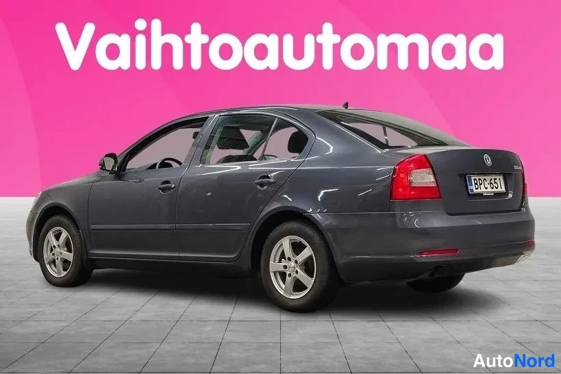Takaviisto: Skoda Octavian takakolmasosa ja oikea kylki; rekisteritunnus, harmaa metallinvärinen kori.