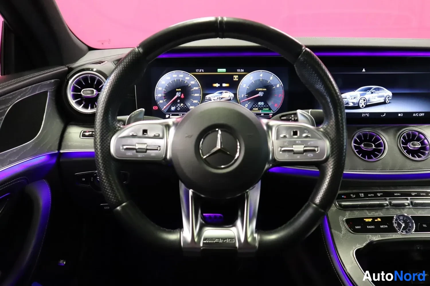 Muu: Mercedes-AMG-ohjauspyörä, digitaalinen mittaristo ja keskikonsolin näyttö, violetti tunnelmavalaistus.