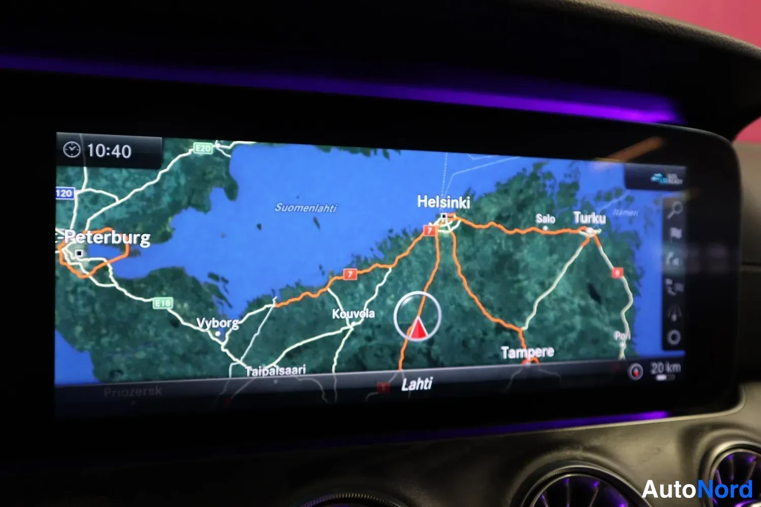 Muu: Keskuspöydän navigointinäyttö kartalla Suomenlahden ympäristöstä, näkyvissä Helsinki, Tampere, Turku ja Lahti, matkaksi 20 km.