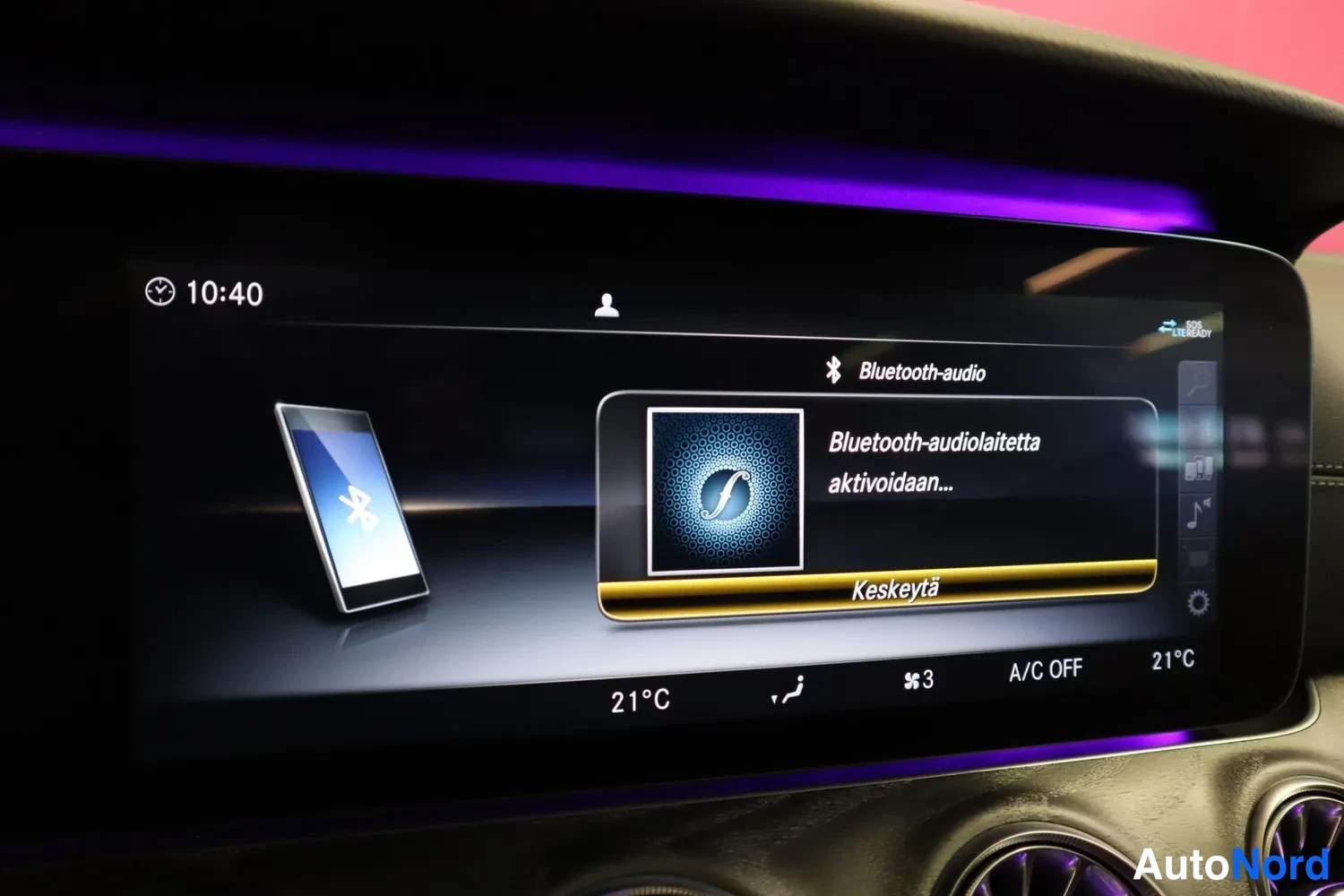 Muu: Infotainment-näyttö Bluetooth-audion pariliitännässä, teksti 'Bluetooth-audiolaitetta aktivoidaan…' ja Keskeytä-valinta.