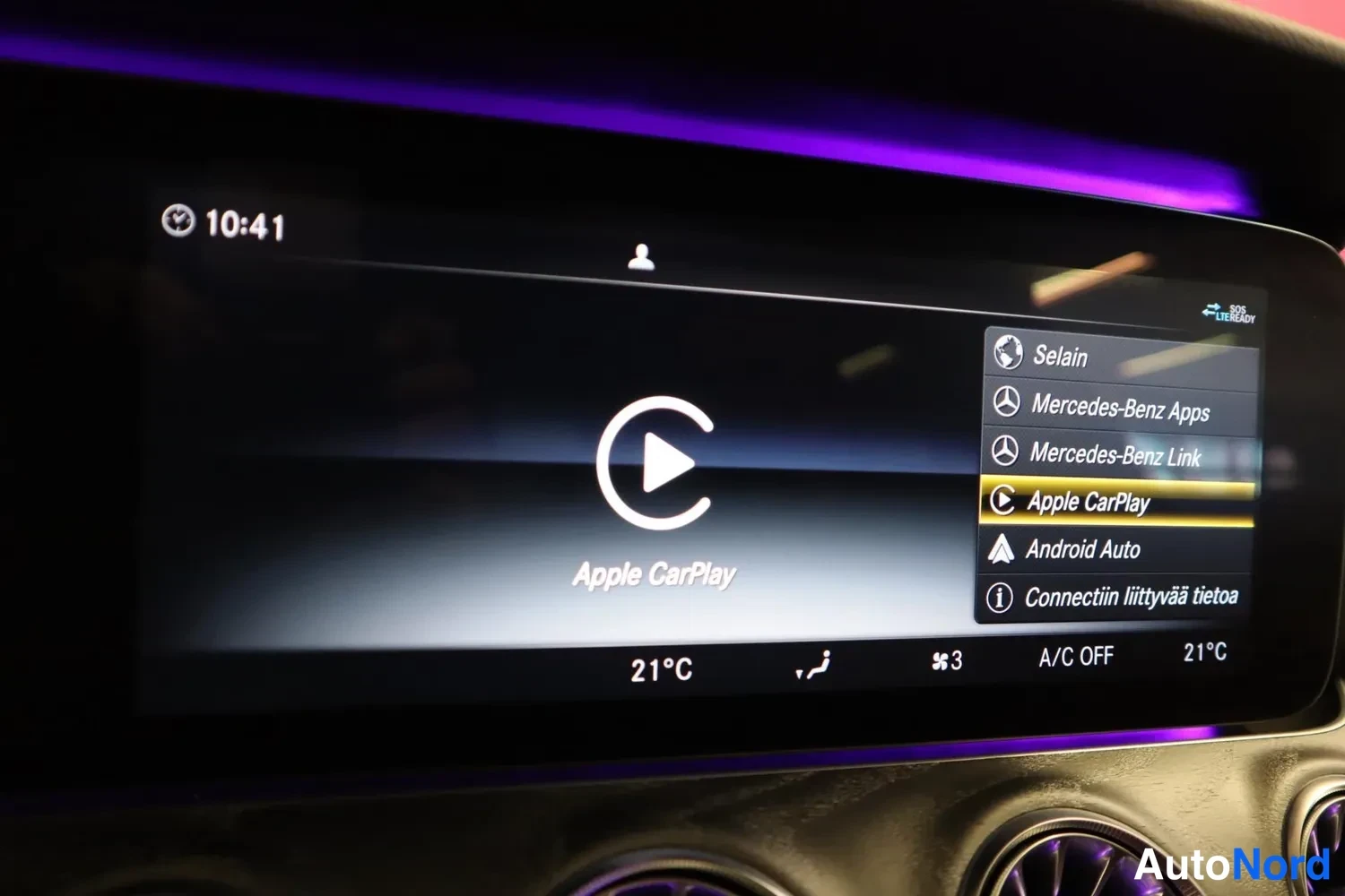 Yksityiskohta: Ajoneuvon infotainmenäytössä on Apple CarPlay -valikko auki, oikealla lista vaihtoehdoista Selain, Mercedes-Benz Apps, Mercedes-Benz Link, Apple CarPlay, Androi