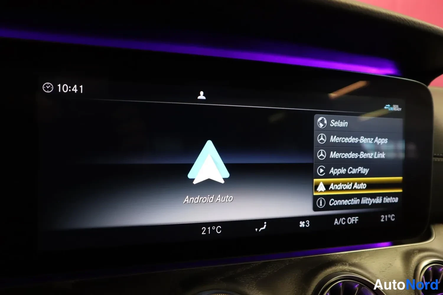 Yksityiskohta: Infotainmenäyttö näyttää Android Auto -kuvakkeen keskellä, oikealla valikossa Selain, Mercedes-Benz Apps, Mercedes-Benz Link, Apple CarPlay ja korostettu Androi