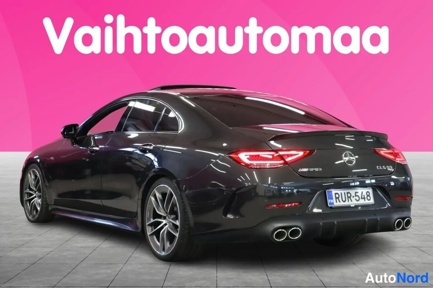 Takaviisto: Tummanharmaan Mercedes- CLS 53 -coupén takanurkka vasemmalta kuvattuna, neljällä pakoputkella ja -rekisterillä.